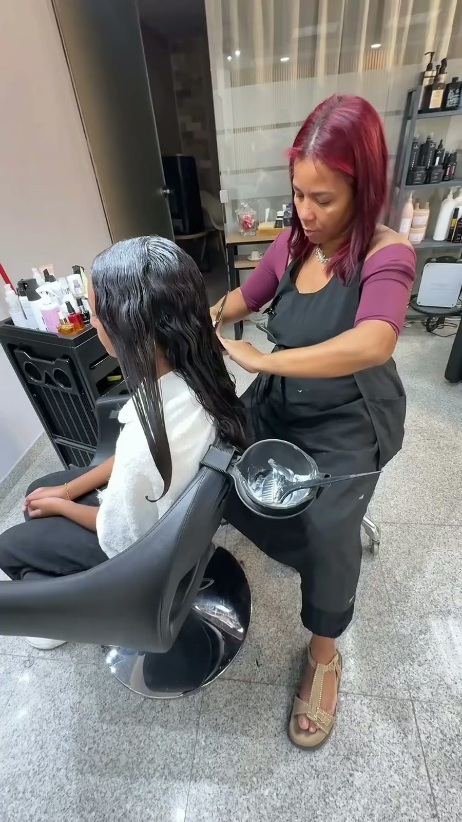 Profissional a cuidar do cabelo de uma cliente no Espaço VIP