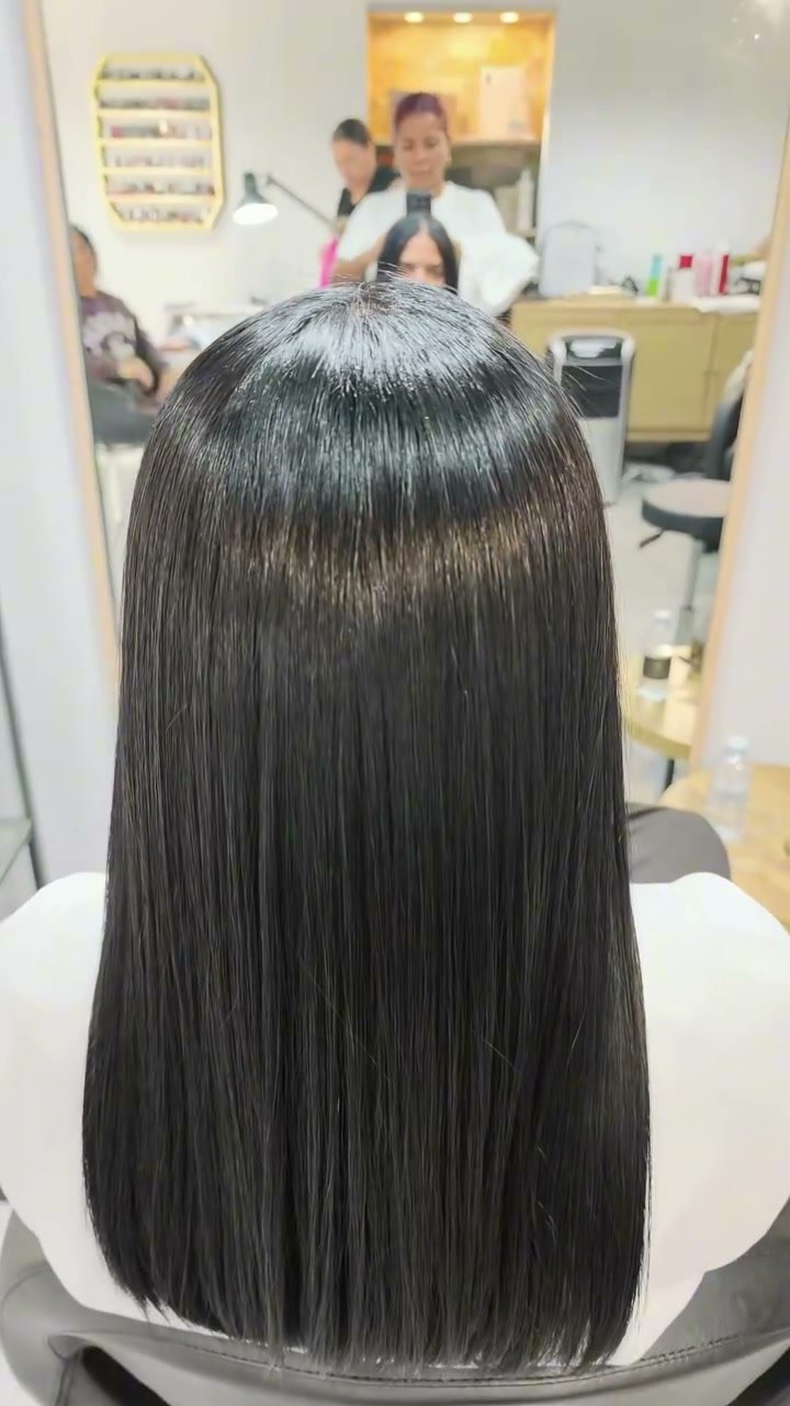 Corte liso de cabelo escuro