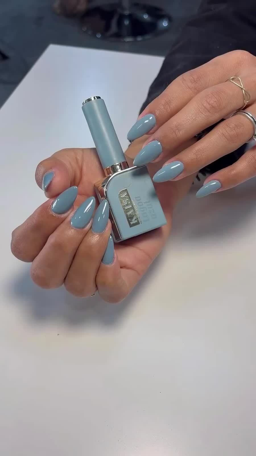 Manicure azul realizada no salão